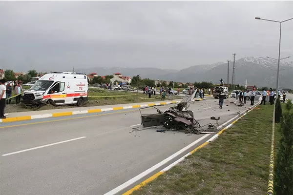 Erzincan'da Trafik Kazası: 3 Ölü, 8 Yaralı