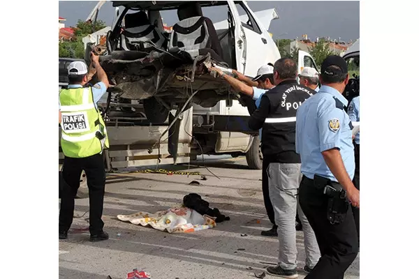 Erzincan'da Trafik Kazası: 3 Ölü, 8 Yaralı