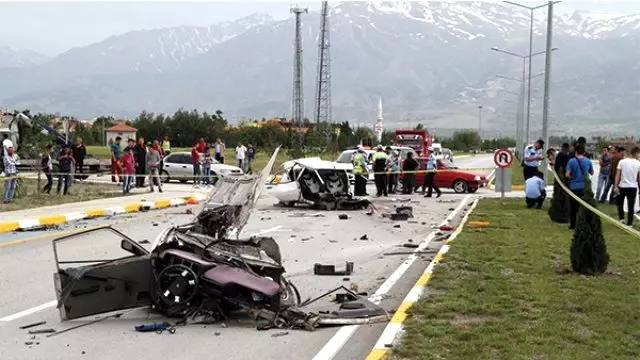 Erzincan'da Trafik Kazası: 3 Ölü, 8 Yaralı