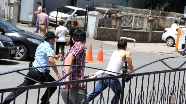Polisin Elinden Kaçan Genci Vatandaşın Tekmesi Yakalattı
