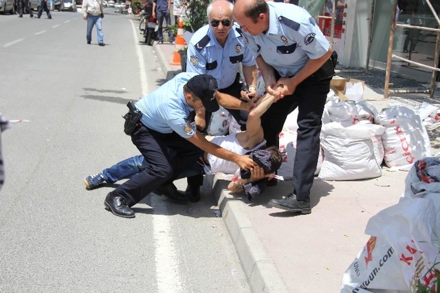 Polisin Elinden Kaçan Genci Vatandaşın Tekmesi Yakalattı