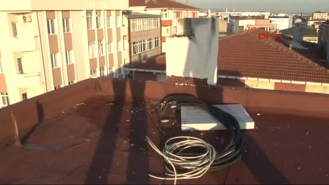 Küçükçekmece ve Tuzla'ya Yıldırım Düştü, Çatılar Alev Alev yandı