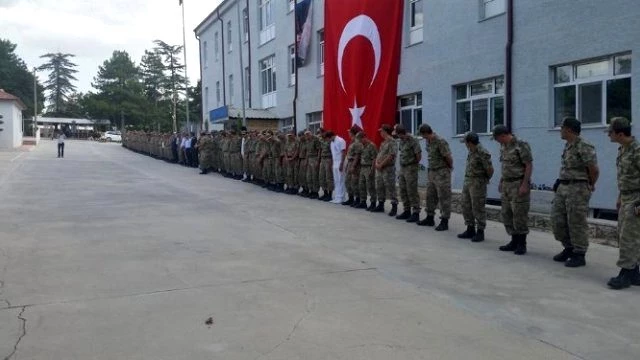 Yemin Töreninde Fenalaşan Acemi Er Hastanede Hayatını Kaybetti