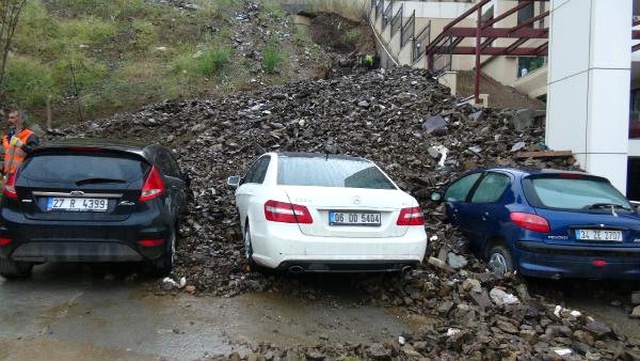 İstanbul'da Sel, Araçları Toprak Altına Bıraktı
