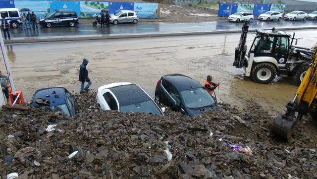 İstanbul'da Sel, Araçları Toprak Altına Bıraktı