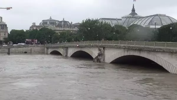 Sel Baskını Paris'te Hayatı Durdurdu