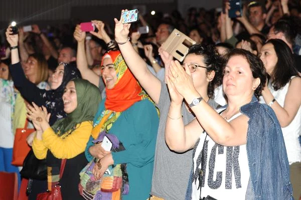 İlhan İrem'in Bursa'daki Konserinde Söylediği Sözler Ayakta Alkışlandı