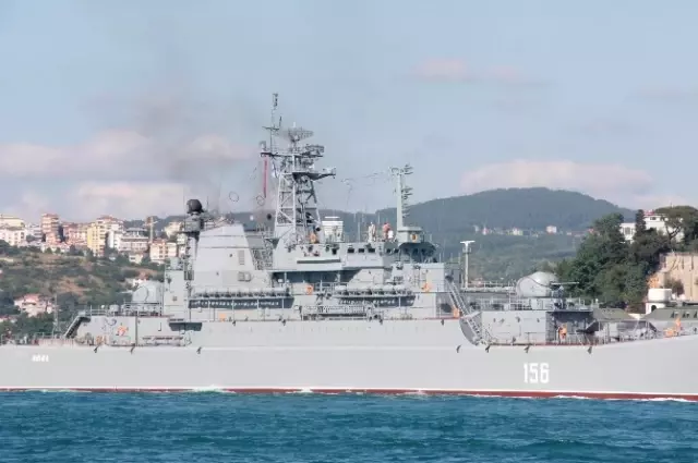 Rus Gemisi, İstanbul Boğazı'ndan Geçti, Bir Asker Uçaksavarın Başında Bekledi