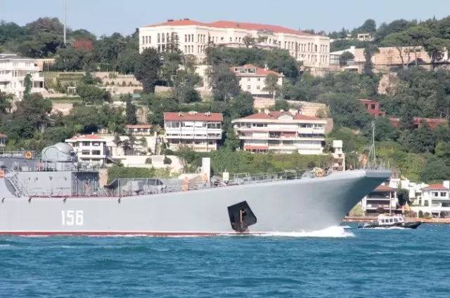 Rus Gemisi, İstanbul Boğazı'ndan Geçti, Bir Asker Uçaksavarın Başında Bekledi