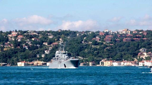 Rus Gemisi, İstanbul Boğazı'ndan Geçti, Bir Asker Uçaksavarın Başında Bekledi