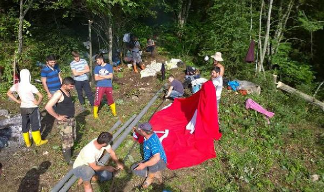 Bartın'da Köylüler, 820 Metre Rakımlı Tepeye 54 Metrekarelik Türk Bayrağı Dikti
