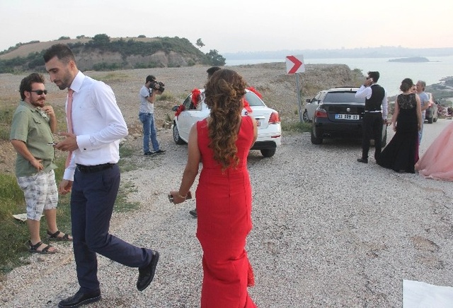 Doğada Fotoğraf Çektiren Çifte Nişan Öncesi Hırsız Şoku