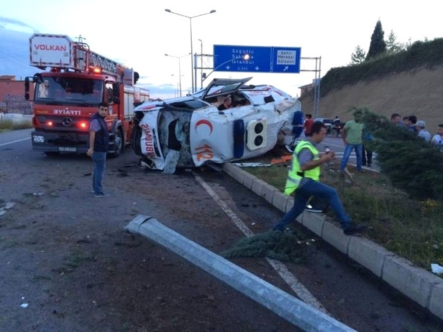 Hasta Nakli Yapan Ambulans Takla Attı, Taşıdığı Hasta Öldü