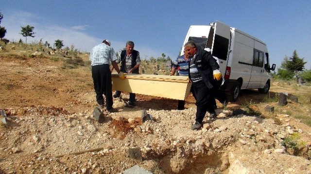 Kendini Patlatan Terörist Kimsesizler Mezarlığına Defnedildi