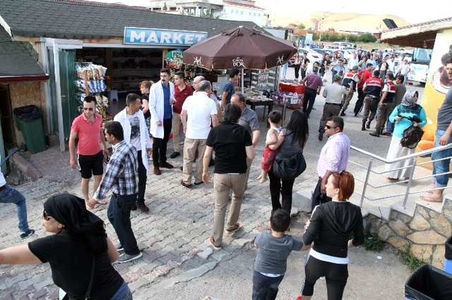 Tesis Sahipleri ile Turistler Arasında Sopalı Kavga