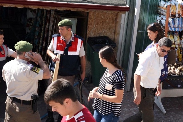 Tesis Sahipleri ile Turistler Arasında Sopalı Kavga