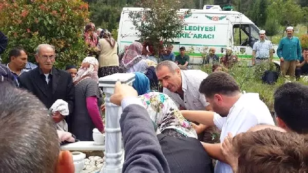 Uyurgezer Genç Kız Balkondan Düşüp Öldü