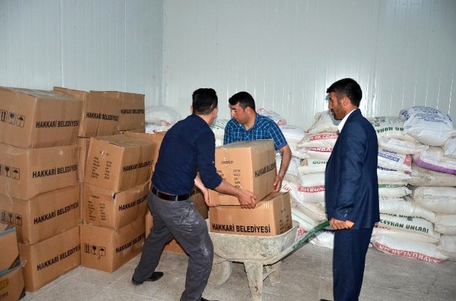Yüksekova'da Gıda Yardımı Yapıldı, İftar Çadırları Kuruldu