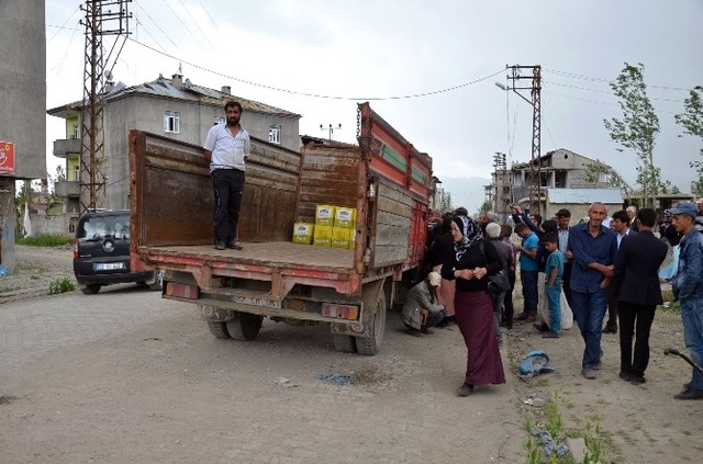 Yüksekova'da Gıda Yardımı Yapıldı, İftar Çadırları Kuruldu