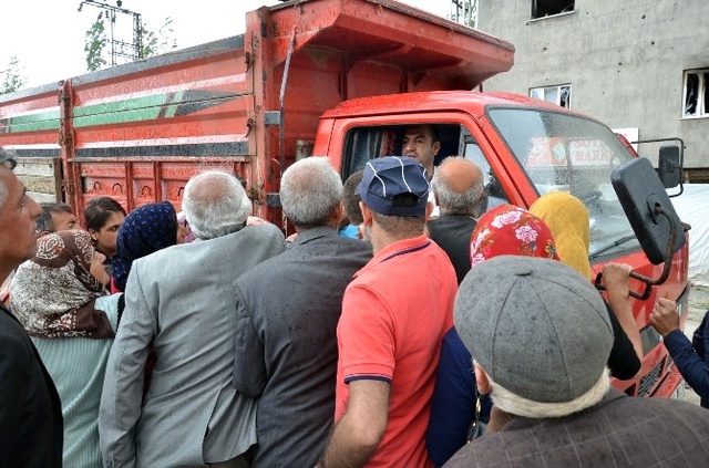 Yüksekova'da Gıda Yardımı Yapıldı, İftar Çadırları Kuruldu