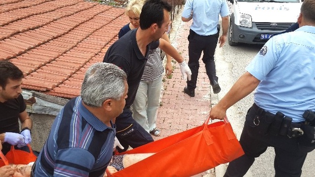 Şizofren Hastası, Annesine 'İntihar Ediyorum' Dedi ve Boğazını Kesti