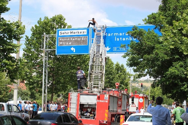 Karayolları Tabelasının Üzerine Çıkıp İntihar Etmek İstedi