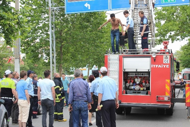 Karayolları Tabelasının Üzerine Çıkıp İntihar Etmek İstedi