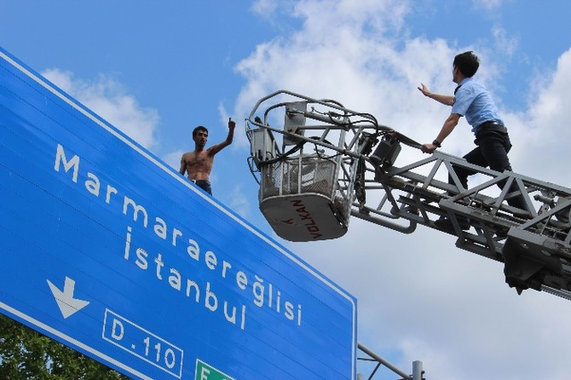 Karayolları Tabelasının Üzerine Çıkıp İntihar Etmek İstedi