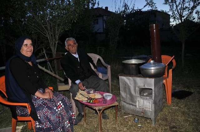 Yıkılan Evlerini Yanında İftar Açtılar