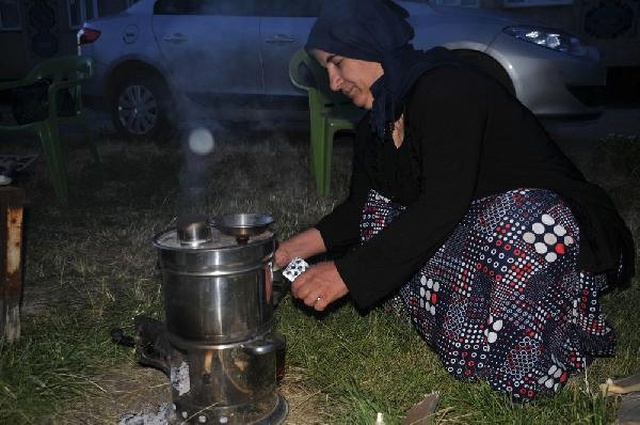 Yıkılan Evlerini Yanında İftar Açtılar