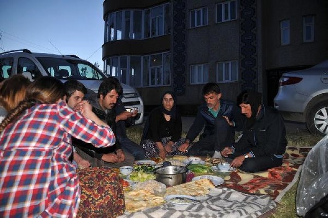 Yıkılan Evlerini Yanında İftar Açtılar