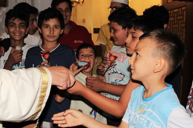İmam, 3 Kez Teravih Namazına Katılan Her Çocuğa 1 Dondurma Veriyor