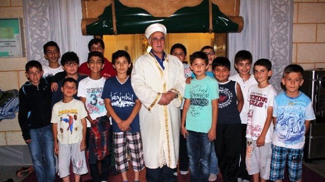 İmam, 3 Kez Teravih Namazına Katılan Her Çocuğa 1 Dondurma Veriyor