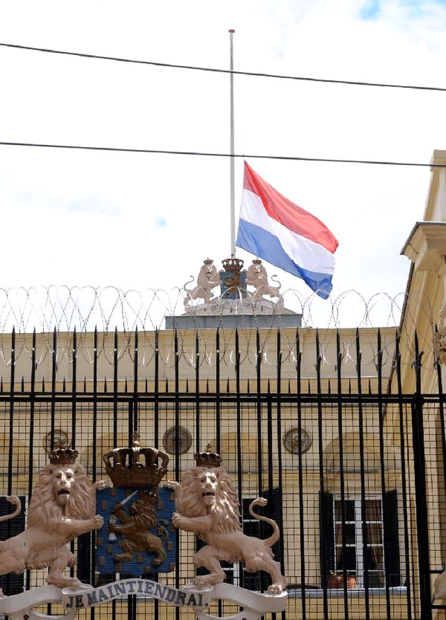 Almanya ve Hollanda Konsoloslukları Bayraklarını Yarıya İndirdi