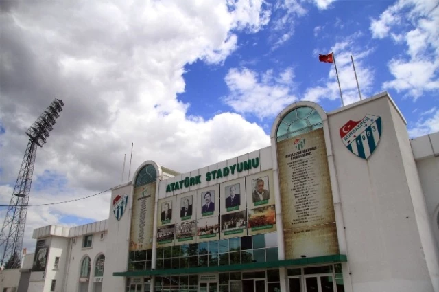 Bursaspor'un Eski Evi Atatürk Stadı'nda Yıkım Başladı