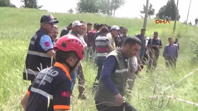 Traktörün Altında Kalan Cenazeyi Köylüler Çıkardı