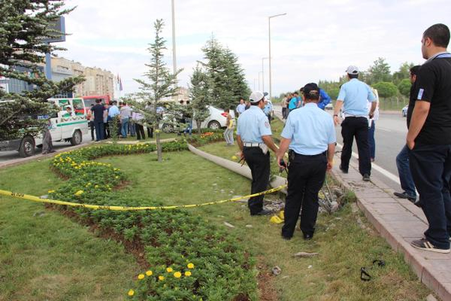Kazada Beton Direk Otomobilin Üzerine Devrildi: 1 Ölü, 1 Yaralı