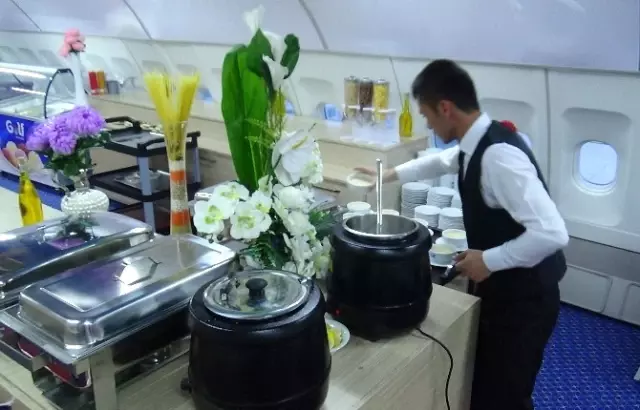 Yeni Başladı, İmkanı Olan İftarını Uçak Restoranda Açmaya Koşuyor