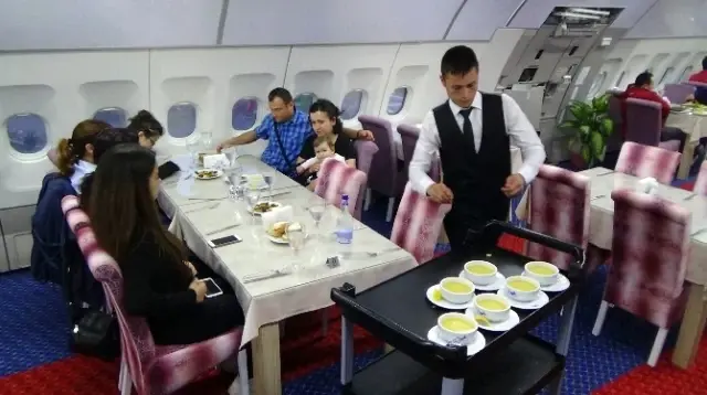Yeni Başladı, İmkanı Olan İftarını Uçak Restoranda Açmaya Koşuyor