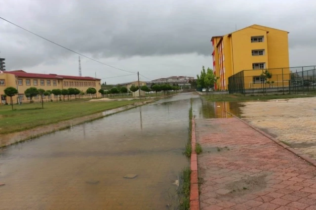 Kanalizasyon Taştı, Okullar 2 Gün Tatil Edildi