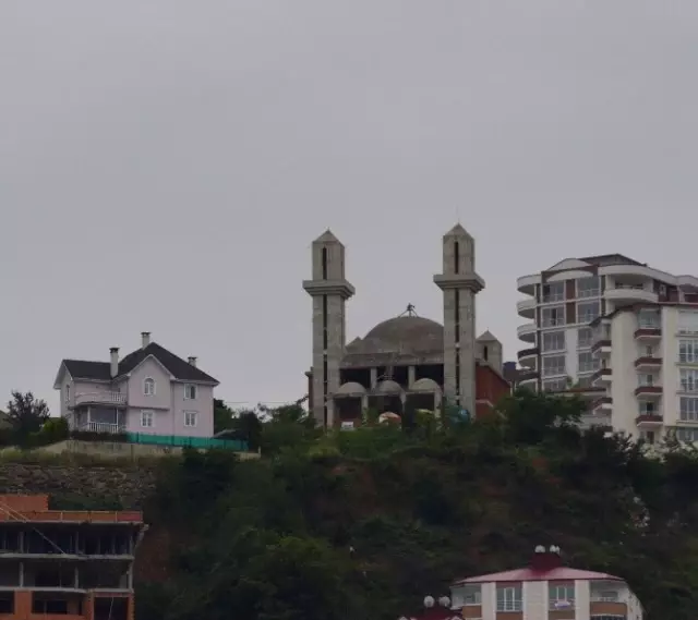 Kiliseye Benzetilen Camiye Kimse Para Yardımı Yapmıyor