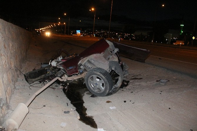 Elazığ'da Feci Kaza, Otomobil İkiye Bölündü: 3 Yaralı