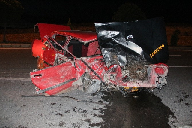 Elazığ'da Feci Kaza, Otomobil İkiye Bölündü: 3 Yaralı