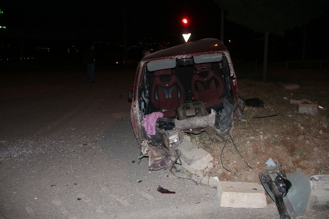 Elazığ'da Feci Kaza, Otomobil İkiye Bölündü: 3 Yaralı