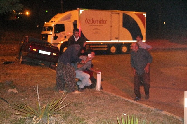 Elazığ'da Feci Kaza, Otomobil İkiye Bölündü: 3 Yaralı