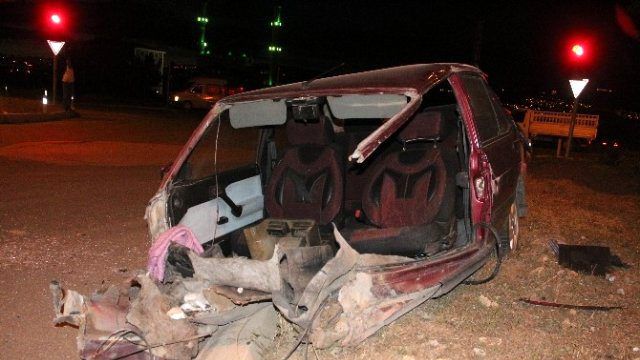 Elazığ'da Feci Kaza, Otomobil İkiye Bölündü: 3 Yaralı