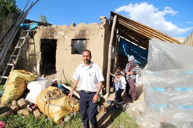 Yüksekova'da Evleri Yıkılan Aykut Ailesi İki Çocukla Barakada Kalıyor