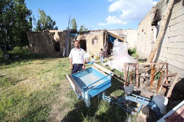 Yüksekova'da Evleri Yıkılan Aykut Ailesi İki Çocukla Barakada Kalıyor