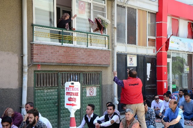 Süreyya Teyze, Cemaatin Temiz Zeminde İbadetini Yapmasını Sağlıyor