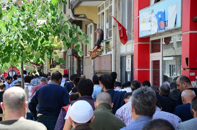 Süreyya Teyze, Cemaatin Temiz Zeminde İbadetini Yapmasını Sağlıyor